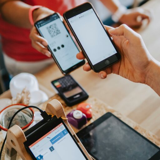 Clientes escaneando un código QR en un negocio para ver el menú