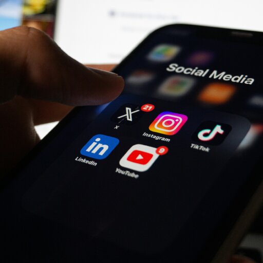 Apps de redes sociales en un teléfono, incluyendo Instagram