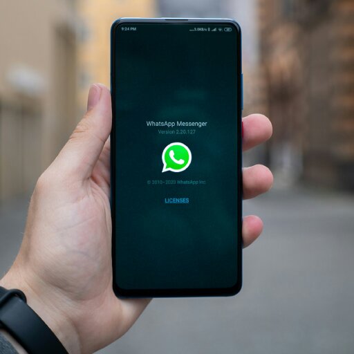 Teléfono con WhatsApp listo para escanear un código QR