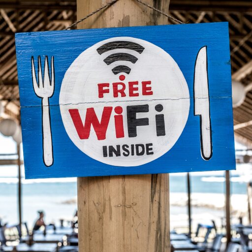 Cartel de WiFi gratis en un restaurante, ideal para un código QR